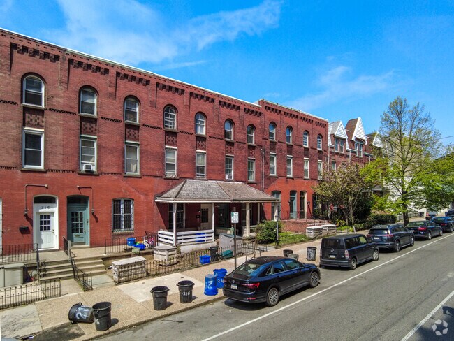 Primary Photo - 200-214 S 43rd St