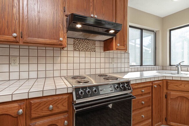 Building Photo - Two story home located near major shopping and restaurants!