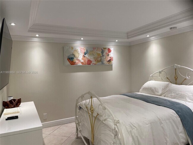 Building Photo - 2555 Collins Ave