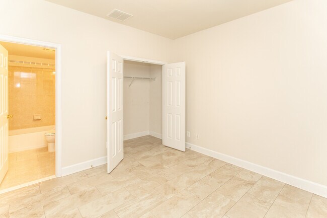 Building Photo - 2443 Huntington Park Dr