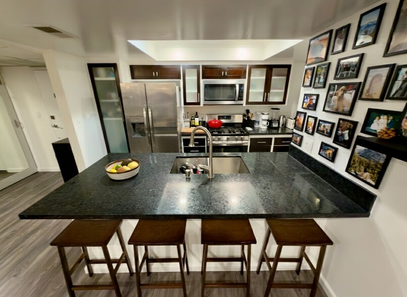 Kitchen - 2700 Cahuenga Blvd E