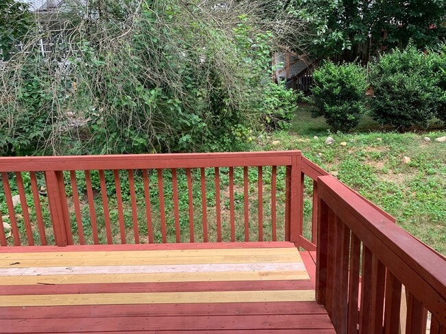 Building Photo - SPACIOUS HOME WITH DOWNSTAIRS PRIMARY BEDROOM AND BATH- LAKE WHEELER/ FARMER'S MARKET AREA