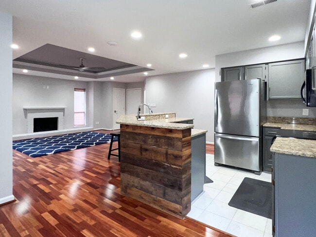 Building Photo - 221 New Kent Pl