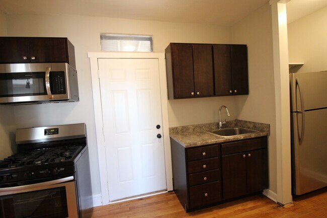 Building Photo - 2 Bed / 1 Bath Rehabbed Apartment in Hermosa near Fullerton Bus, Restaurants & Shopping. Updated ...