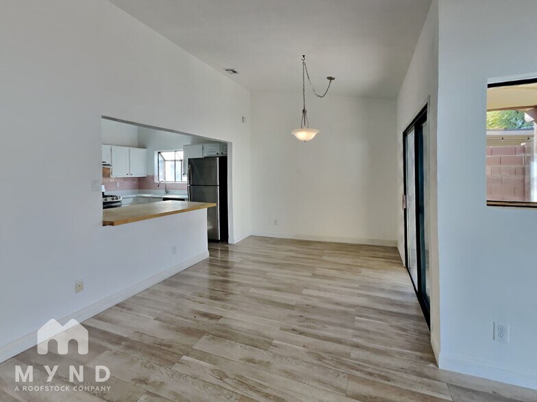 Building Photo - 370 S Pemberton Ave