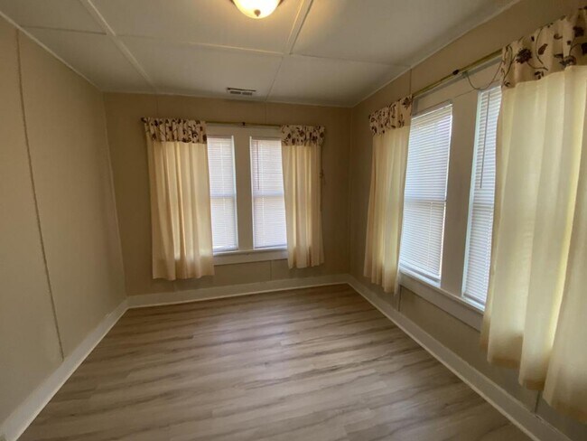 Building Photo - 175 E Beech St