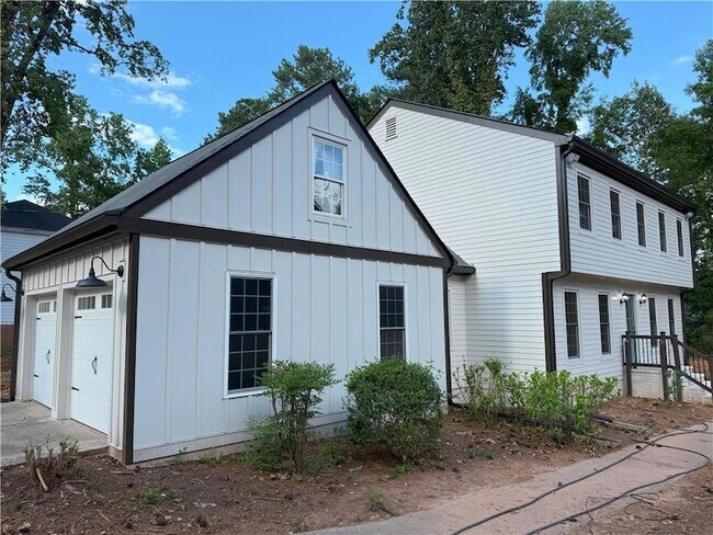 Building Photo - 2461 Sheila Ln