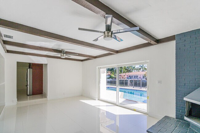 Building Photo - 2810 NE 60th St