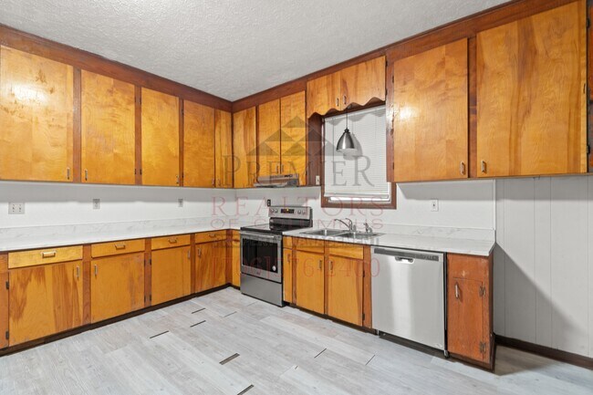 Building Photo - 108 Comer St