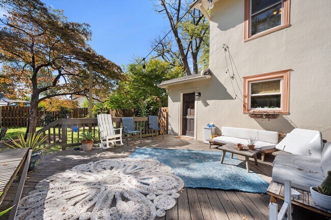 Building Photo - 4 Bed 2.5 Bath Home with a large backyard ...