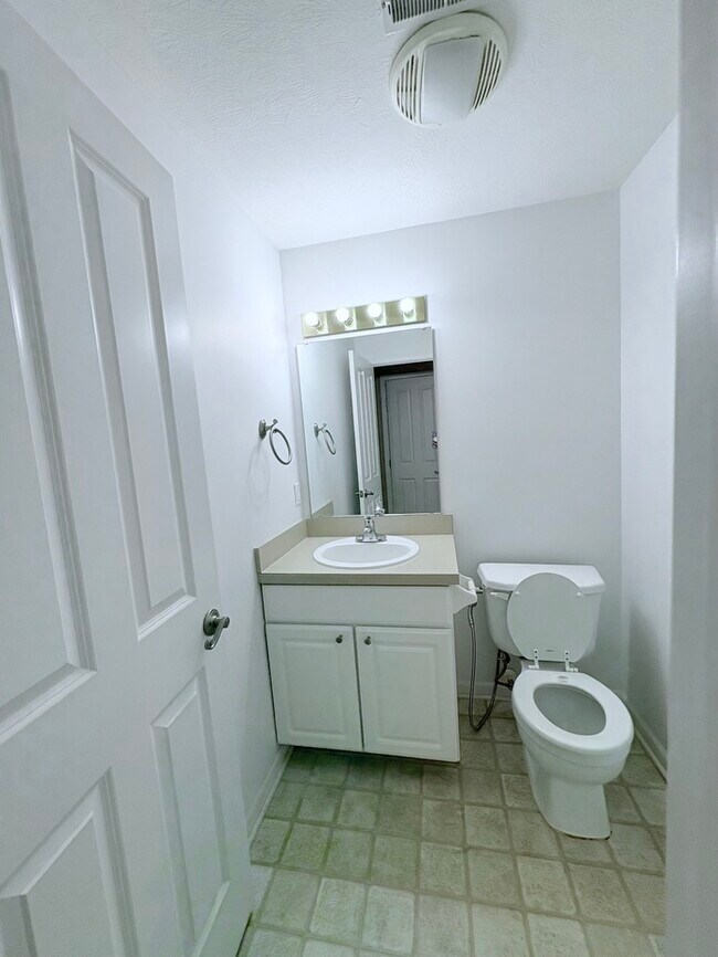 Building Photo - Stunning 2BR 3BA w/ Garage & Central A/C in Westerville!