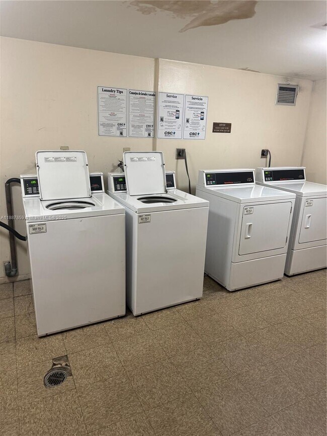 Building Photo - 1301 NE Miami Gardens Dr