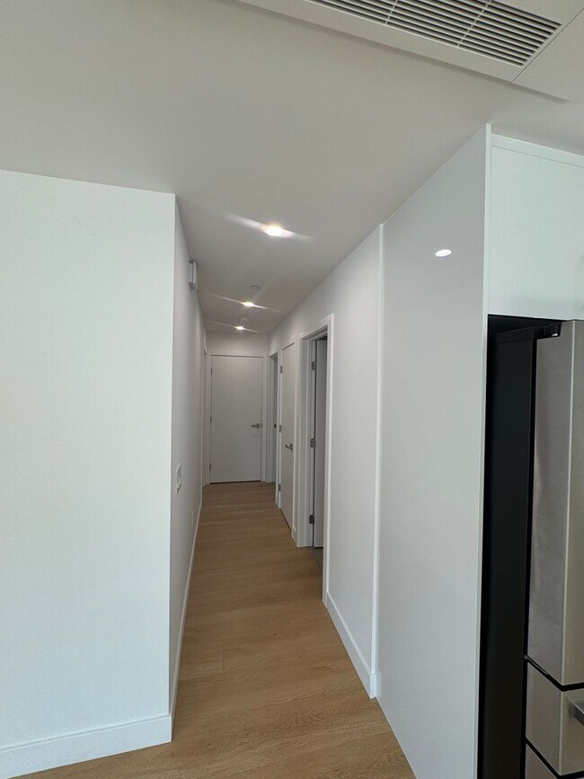 Building Photo - Spacious 1000 sq ft First-Floor Back ADU i...