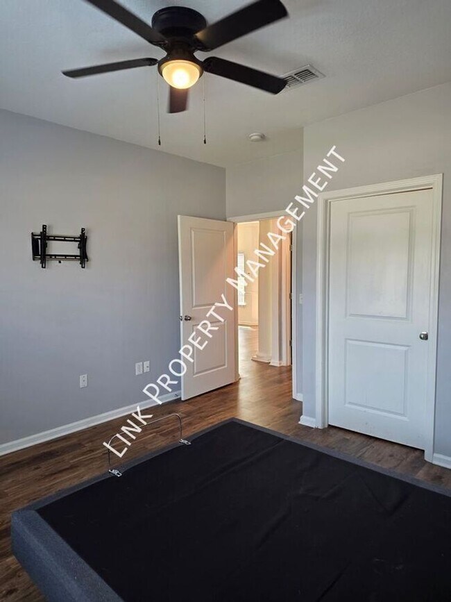 Building Photo - HALF OFF APRIL!  Beautiful One-Level Downstairs Condo in Prime Hamilton Place Location