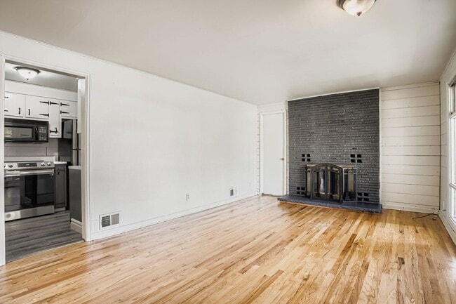 Building Photo - Charming Ranch Home with Spacious Yard and...