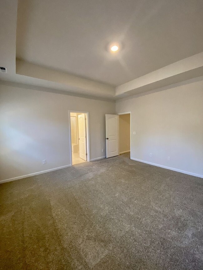 Building Photo - Beautiful 3BR/2.5BA Townhouse; Easy Access to I485 and Uptown