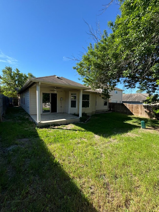 Building Photo - NICE 3 BR IN DESIRED SCHERTZ LOCATED NEAR ...