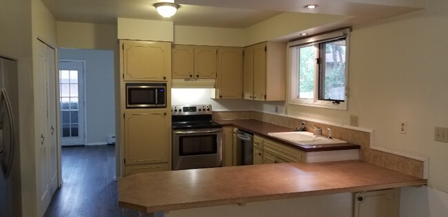 Building Photo - 3420 Clubheights Dr