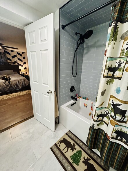 2nd Floor Master Bathroom - 5855 N Austin Ave