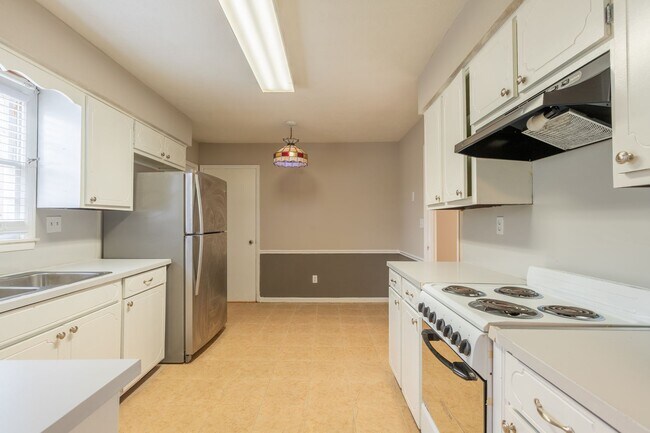 Building Photo - Quiet Ranch