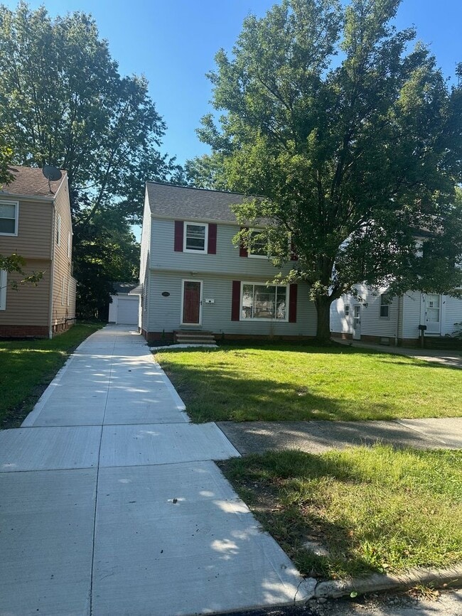 Building Photo - Stunning South Euclid 3 Bedroom
