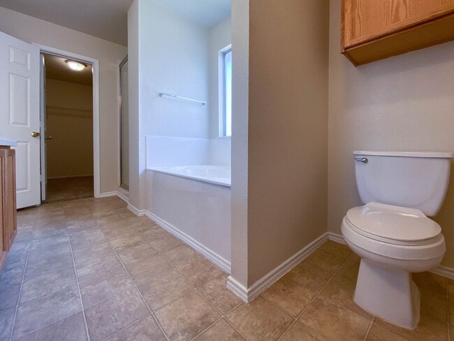 Building Photo - Spacious 4/BR 2.5/BA Two-Story Home with F...