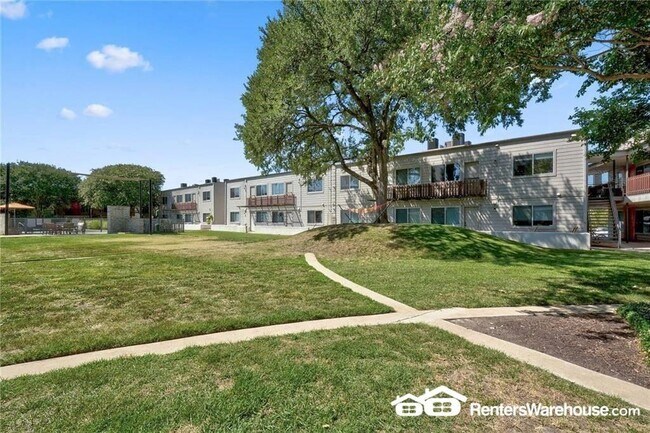 Building Photo - 2200 Dickson Dr