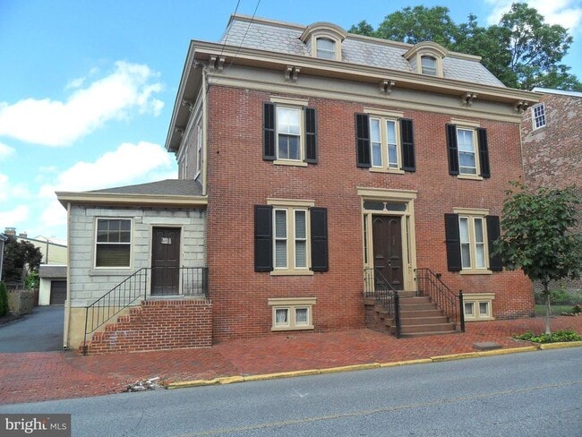 Building Photo - 423 Delaware St