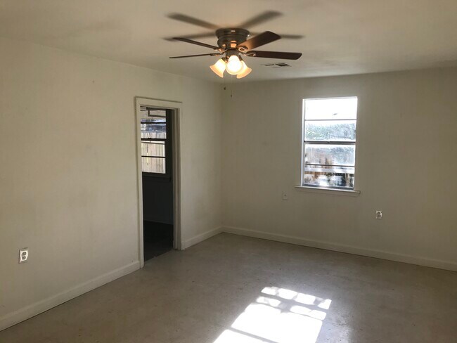 Building Photo - 1117 Evergreen Dr