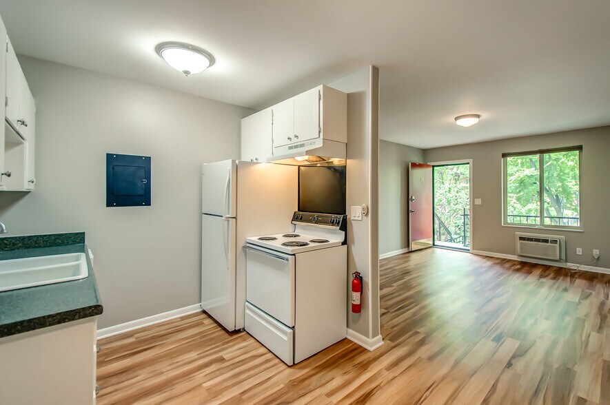 Building Photo - 3600 Hillsboro Pike