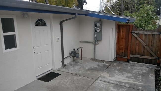 Building Photo - Brand new in law/studio unit with private ...