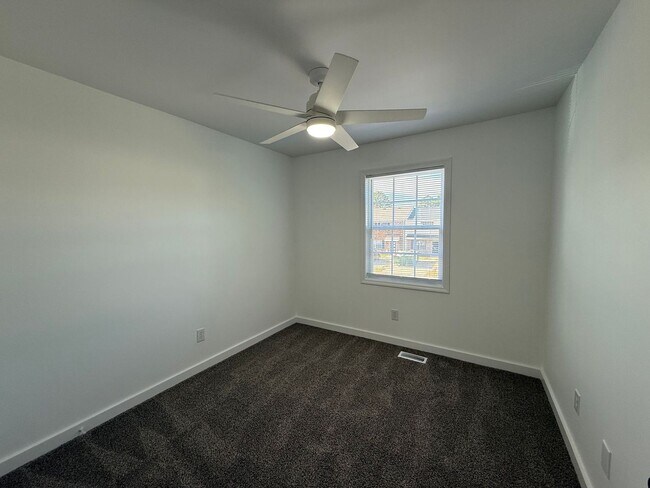 Building Photo - 3 bedroom, 1.5 Townhouse