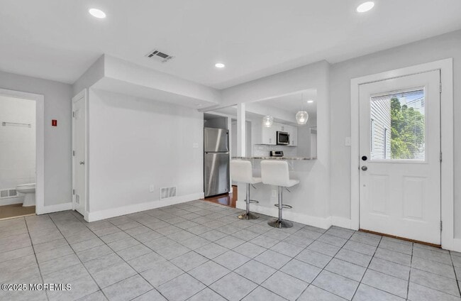 Building Photo - 2300 Oak Knoll Dr