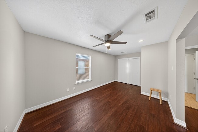 Building Photo - 7243 River Pines Dr