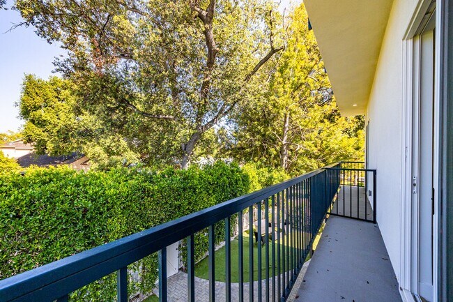 Building Photo - 4445 Auckland Ave