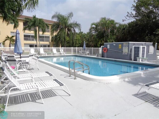 Building Photo - 4200 Crystal Lake Dr