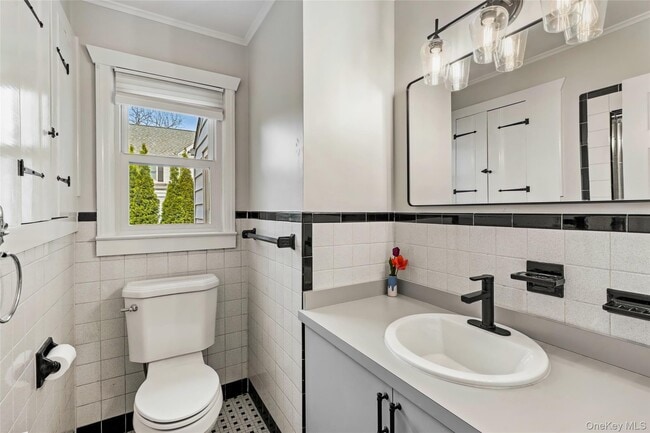 Building Photo - 373 Great River Rd