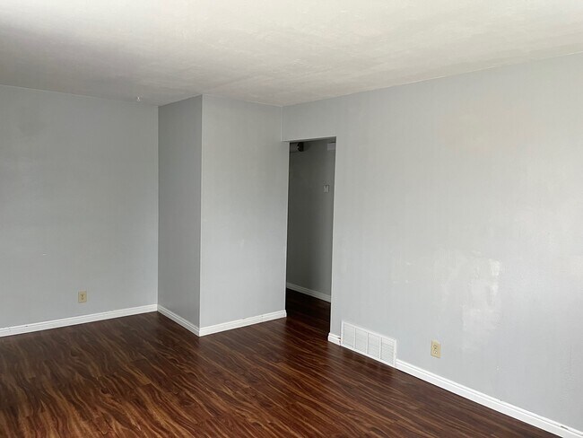 Building Photo - 326 W 4 Plex