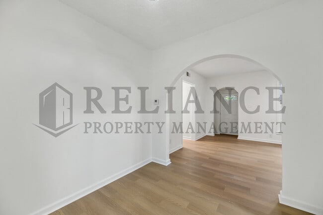 Building Photo - 2046 N Burns Ave