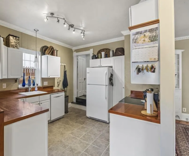 Full kitchen w plenty of counter space and storage - 812 E Cache La Poudre St