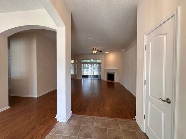 Building Photo - Large 3BD/2BA |Quiet Setting | Fenced Yard