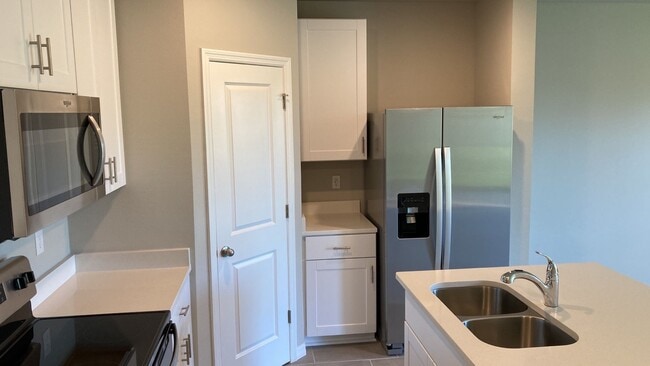 Building Photo - Like new 3 bedroom, 2.5 bathroom, 1 car ga...
