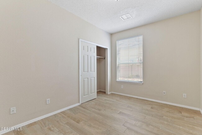 Building Photo - 2029 Sun Chariot St