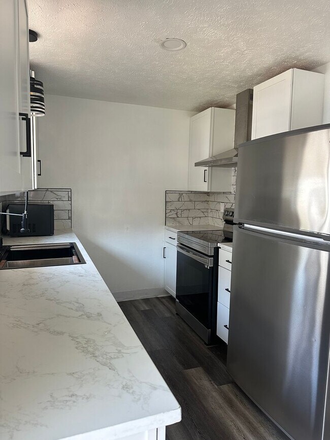 Building Photo - 4905 - York Duplex