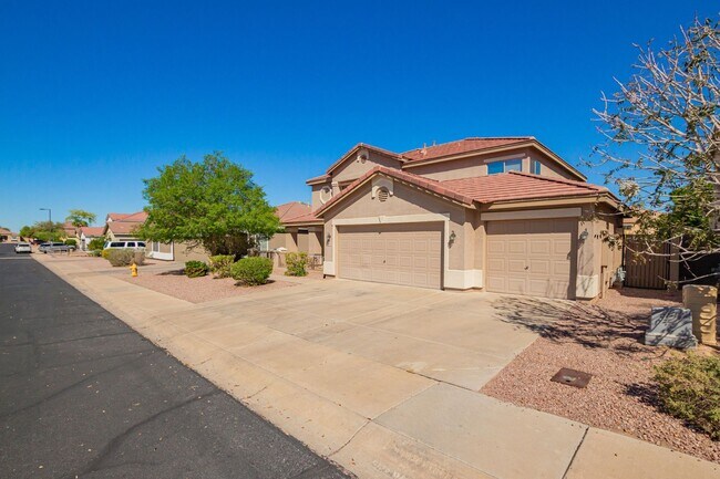 Building Photo - Spacious & Elegant Home with Resort-Style Backyard in Gated Community