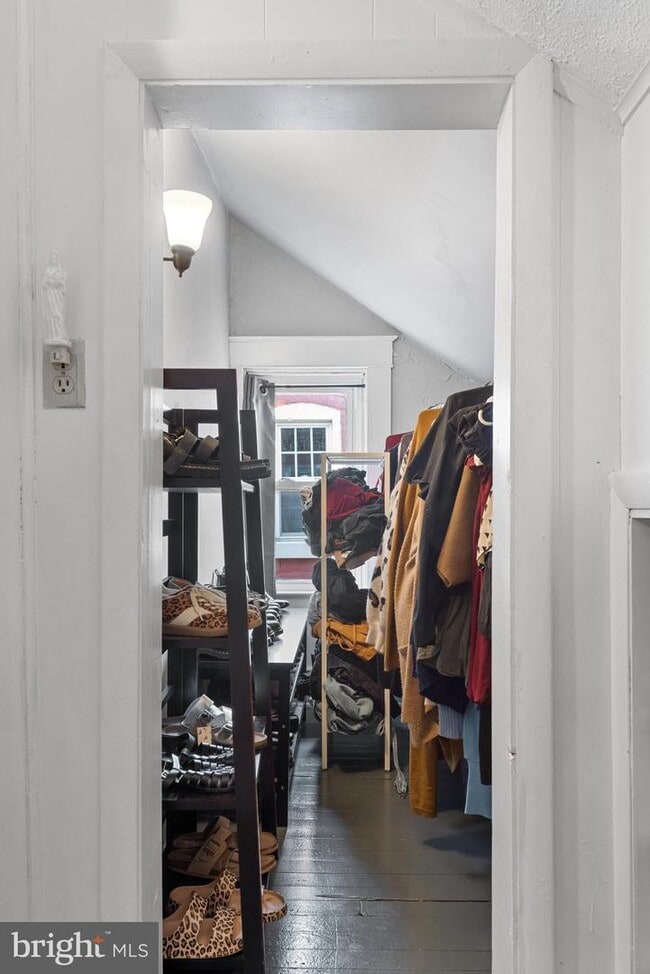 Building Photo - 153 E Ross St