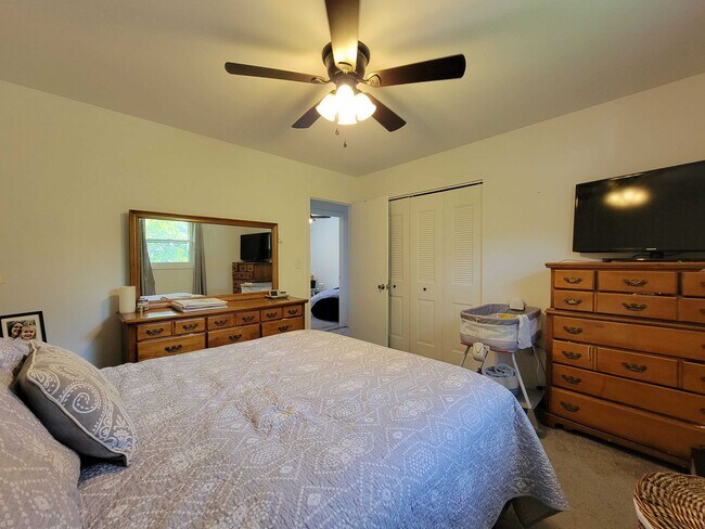 Building Photo - 350 Blue Bell Dr