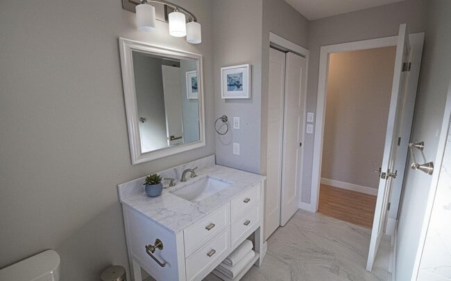 Building Photo - 715 Bluffdale Dr