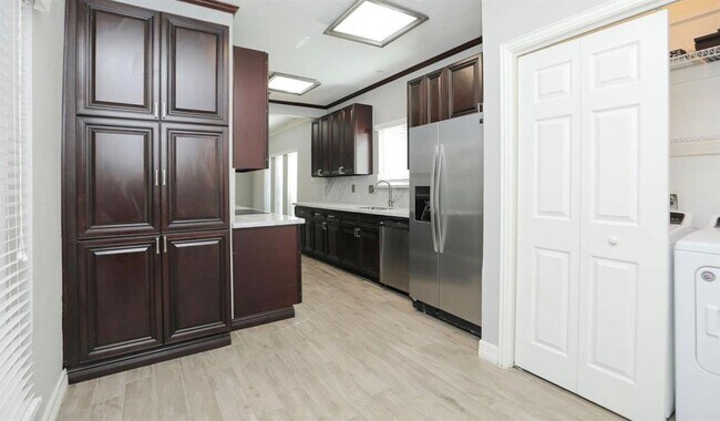 Building Photo - 9400 Doliver Dr