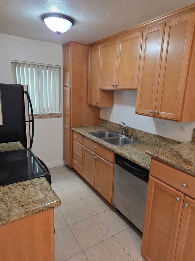 Building Photo - 2-Bed/1-Bath Condo w/Pool